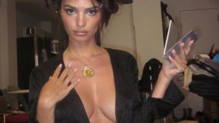 Dünyanın en seksi kadını seçilmişti! Emily Ratajkowski minik bikinisiyle poz verdi