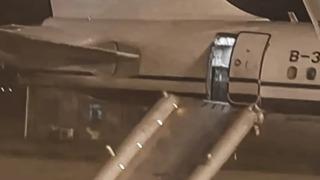 Korku dolu anlar! Uçakta tuvalet zannedip acil çıkış kapısını açınca kaos çıktı... 'Tasarım hatası' diyerek kendisini savundu