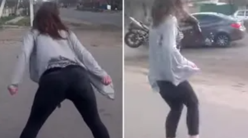 Yolun ortasında dans eden kadın trafiği birbirinde kattı! Bir otomobil ve bir motosikletli çarpıştı