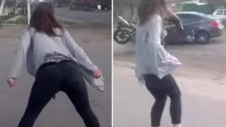 Yolun ortasında dans eden kadın trafiği birbirinde kattı! Bir otomobil ve bir motosikletli çarpıştı