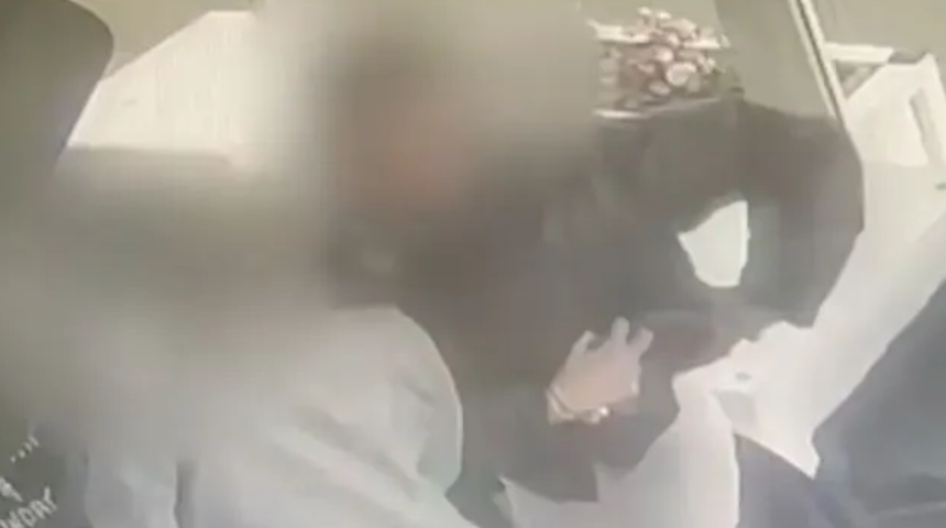 Yediler içtiler iş hesap ödemeye gelince kimseye fark ettirmeden böyle kaçtılar! O anlar güvenlik kamerasına saniye saniye yansıdı