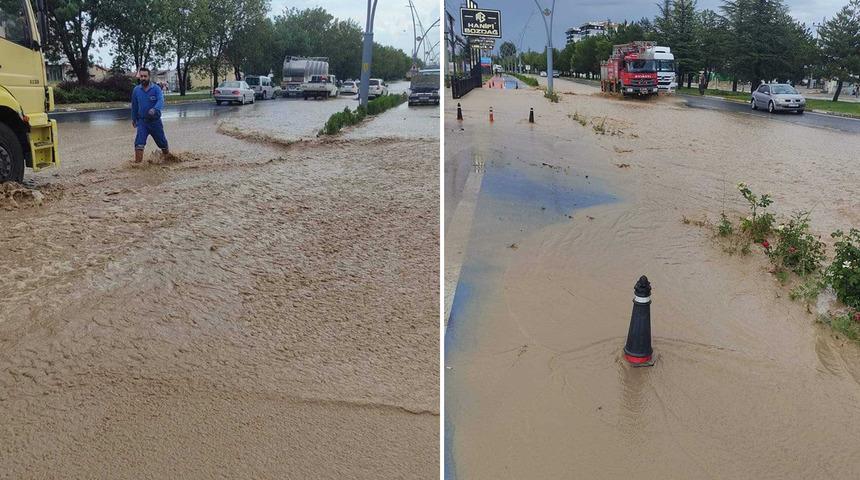 O ilçe sele teslim oldu! Bazı yollar ulaşıma kapandı, valilik son durumu açıkladı