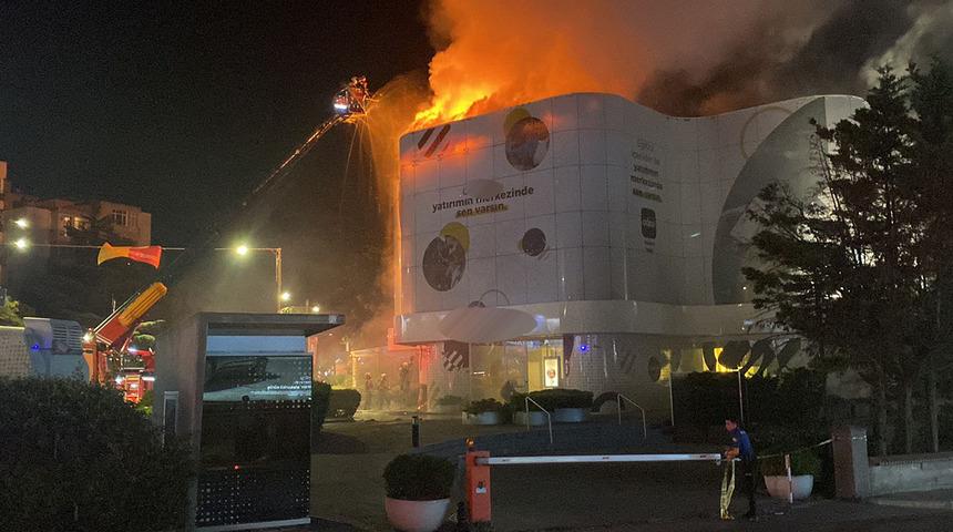 İstanbul'da bir bankada korkutan yangın! ATM'de başlayıp diğer katlara sıçradı