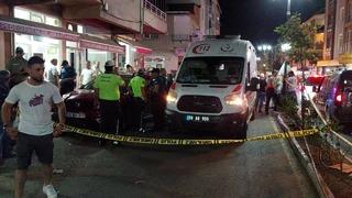 Otomobil kahvehane önünde oturanların arasında daldı: 11 yaralı