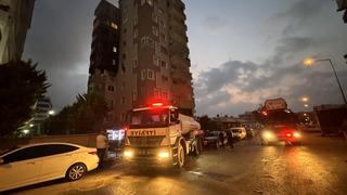 Adana'da apartmanda çıkan yangında pencereden sarkınca düşen kişi öldü