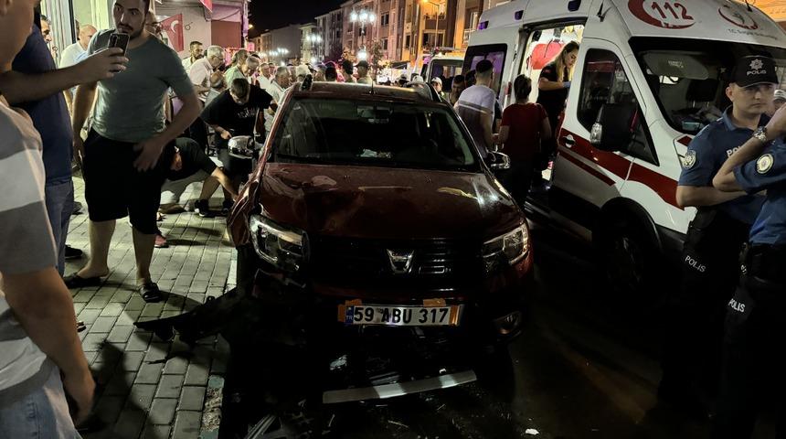 Tekirdağ'da otomobil kıraathane önünde oturanlara çarptı, 11 kişi yaralandı