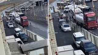 İETT otobüsü TIR'a çarptı: Yaralılar var!