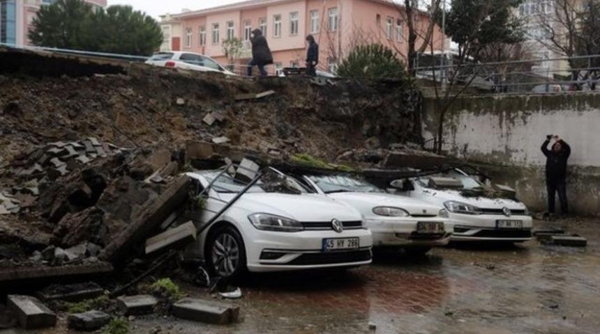 Tekirdağ'da istinat duvarı otomobillerin üzerine çöktü