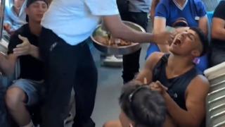 Tramvayın ortasında çiğ köfte partisi yaptılar! Şarkılar söyleyip çiğ köfte yoğurdular... Gören cep telefonuna sarıldı