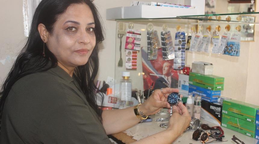 Eşi vefat edince işi devraldı! Ş&uuml;kran Usta 15 yıldır saat tamirciliği yapıyor