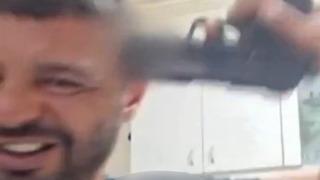 Canlı yayında kan donduran anlar! Yanlışlıkla kendisini kafasından vurdu