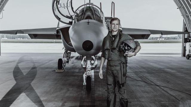 Polonya'da korkutan anlar! Savaş uçağının düşme anı anbean kameraya yansıdı: 1 kişi hayatını kaybetti