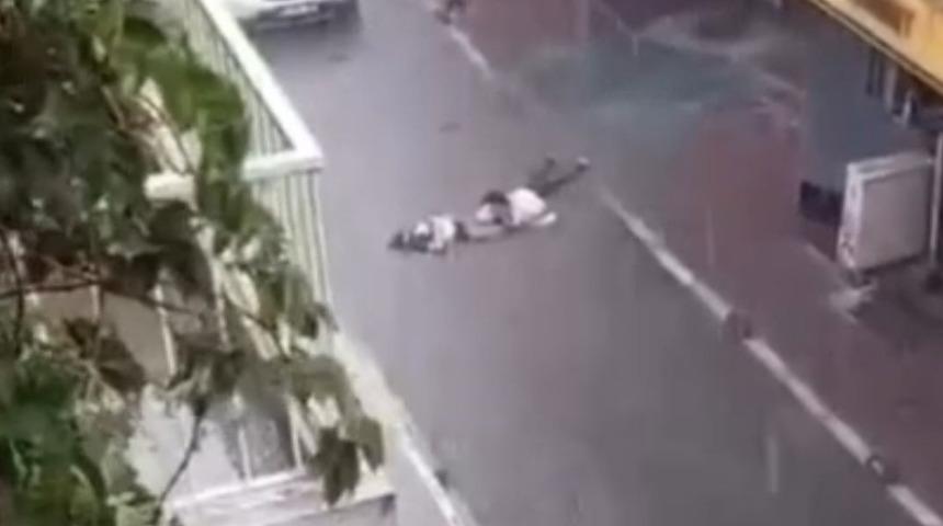 İzmir'de kahreden olay! Yağmurda yolda yürürken elektrik akımına kapılan 2 kişi hayatını kaybetti 