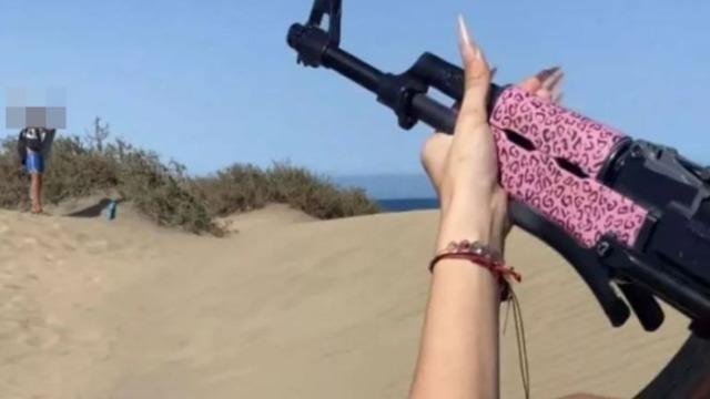 Şaşkına çeviren görüntüler! Plajda güneşlenirken kendisini taciz eden adama sahte silahla tepki gösterdi