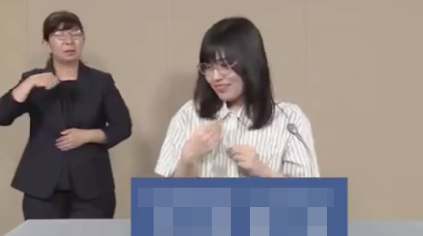 Politikacıdan ilginç seçim kampanyası! Devlet televizyonunun canlı yayında bir anda üstünü çıkarttı... "Çok tatlıyım; lütfen kampanya yayınımı izleyin"