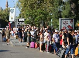 15 Temmuz ile hafta sonu tatilini birleştiren oraya koştu: Pide kuyruğu değil Midilli kuyruğu! 5 bin kişi...