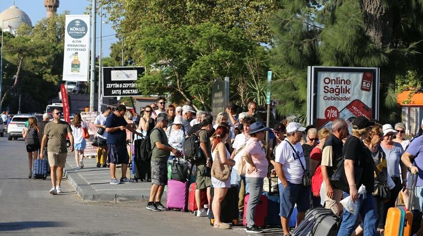 15 Temmuz ile hafta sonu tatilini birleştiren oraya koştu: Pide kuyruğu değil Midilli kuyruğu! 5 bin kişi...