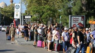 15 Temmuz ile hafta sonu tatilini birleştiren oraya koştu: Pide kuyruğu değil Midilli kuyruğu! 5 bin kişi...