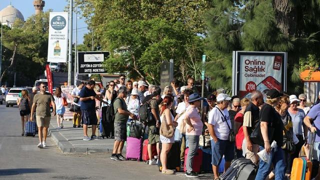 15 Temmuz ile hafta sonu tatilini birleştiren oraya koştu: Pide kuyruğu değil Midilli kuyruğu! 5 bin kişi...