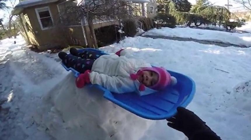 &Ccedil;ocukları i&ccedil;in evin bah&ccedil;esine kayak parkuru yaptı