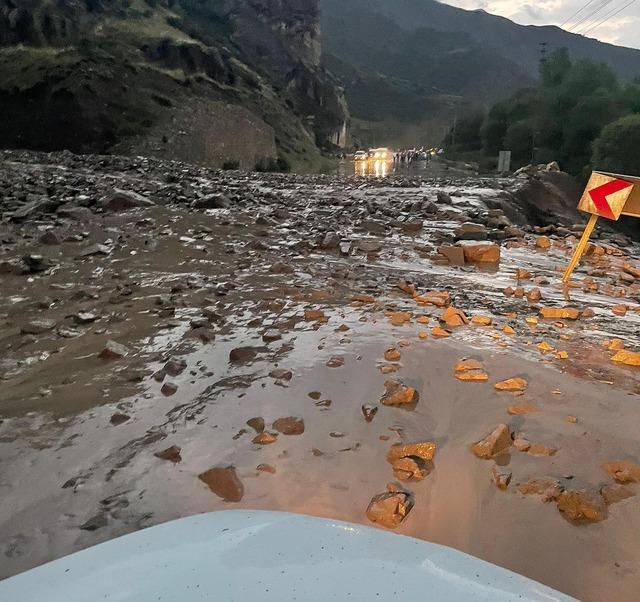 Erzurum'da heyelan faciası! Sürüklenen araçtaki anne öldü, bebeği ise aranıyor 640xauto