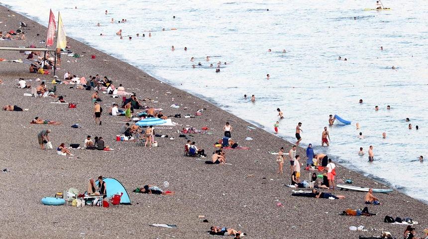 Yer: Antalya! Sıcak havadan bunaldılar! Sahilde sabahlayıp, gün doğumunda denize girdiler