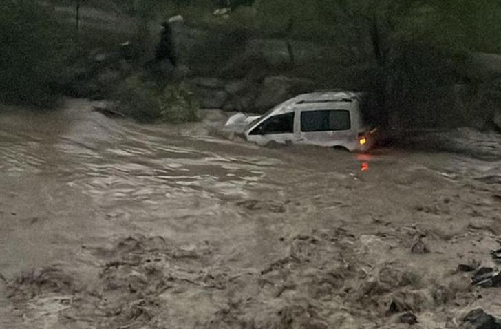 Erzurum'da heyelan faciası! Sürüklenen araçtaki anne öldü, bebeği ise aranıyor 18942032-728xauto