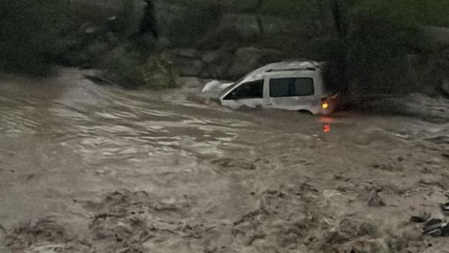 Erzurum'da heyelan faciası! Sürüklenen araçtaki anne öldü, bebeği ise aranıyor