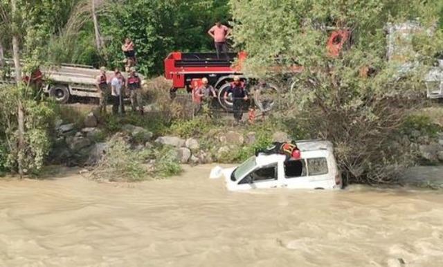 Erzurum'da heyelan faciası! Sürüklenen araçtaki anne öldü, bebeği ise aranıyor 640xauto