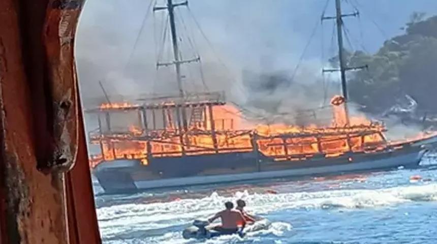 Marmaris'te korkutan anlar! Tur teknesi bir anda alev aldı