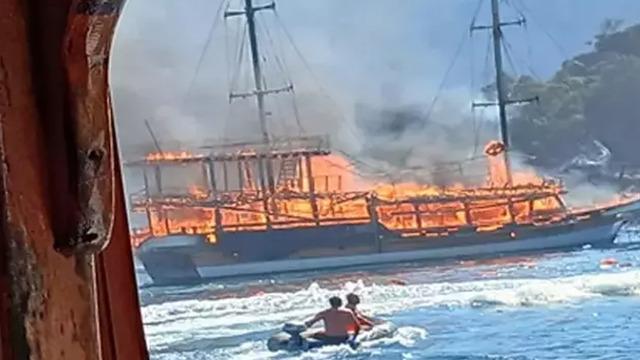Marmaris'te korkutan anlar! Tur teknesi bir anda alev aldı