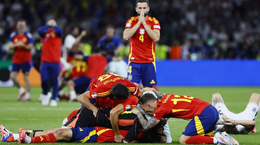 Saygılarla Luis de la Fuente! İspanya'nın tecrübeli hocası, alttan gelerek tüm kupaları teker teker süpürdü...