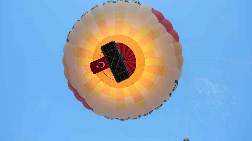Sıcak hava balonları 15 Temmuz’da Türk bayraklarıyla havalandı