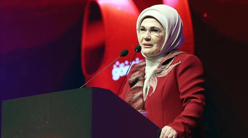 Emine Erdoğan'dan 15 Temmuz paylaşımı: O karanlık gecenin sabahına ulaşan aydınlık, milli iradenin, birlik ve beraberliğin zaferidir