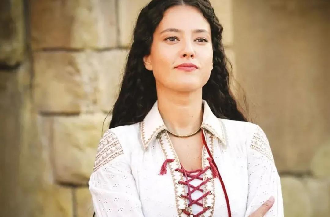 Pelin Akil paylaşmaya doyamadı! Her renkten bikiniyle poz verdi! "Eşin kıskanmıyor mu?"