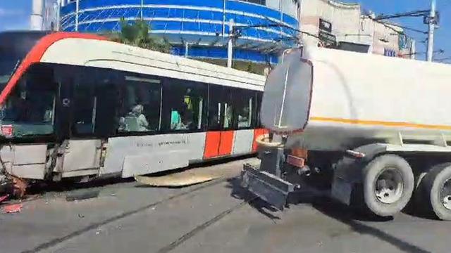 İstanbul'da otomobil tramvaya çarptı!