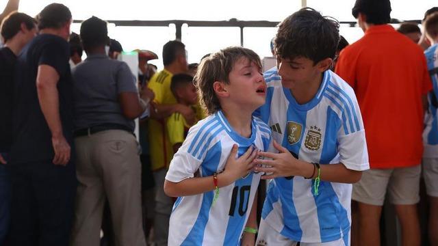 Copa Amerika finalinde izdiham faciaya dönüşüyordu! Dünyaca ünlü futbolcu annesini kurtarmaya geldi: "İnsanlık dışı anlardı"
