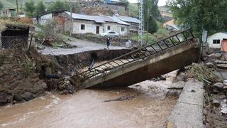 3 ilde sağanaklar sele döndü: Köprü yıkıldı, araçlar ve işyerleri sulara teslim oldu!