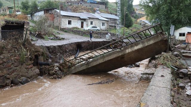 3 ilde sağanaklar sele döndü: Köprü yıkıldı, araçlar ve işyerleri sulara teslim oldu!