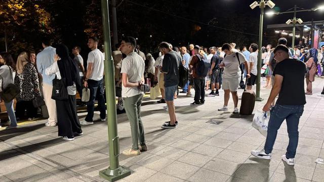 İstanbul'da Marmaray arızalandı! Duraklarda yoğunluk oluştu