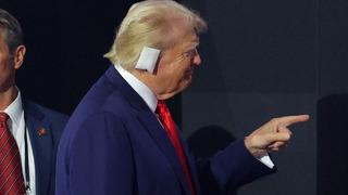 Trump, suikast girişiminin ardından ilk kez halk karşısına çıktı! Kulağındaki sargı dikkat çekti