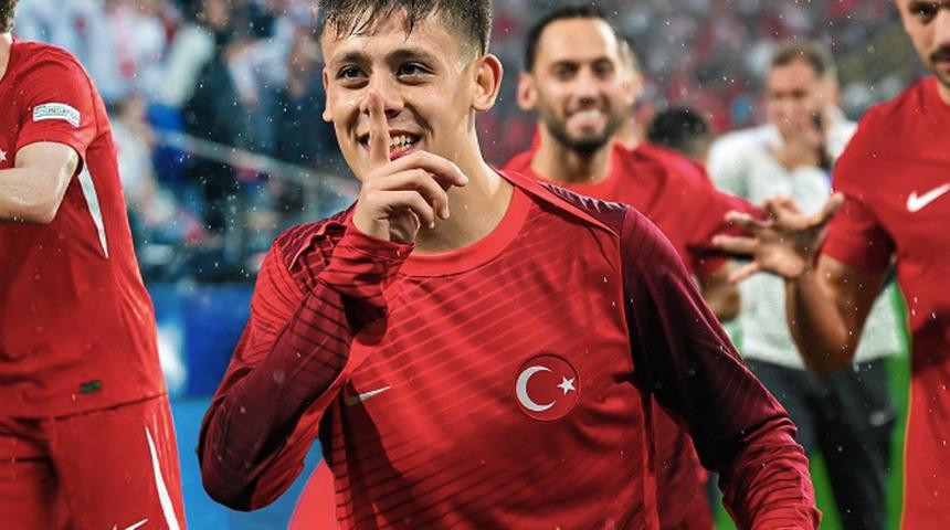 Arda Güler sevgilisiyle Bodrum'da! Sezonun stresini attı, görenler hayranlıkla izledi