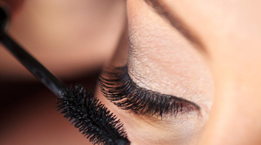 Makyaj yapmak istedi, rimel yüzünden hayatı kabusa döndü! Tanınmaz hale geldi