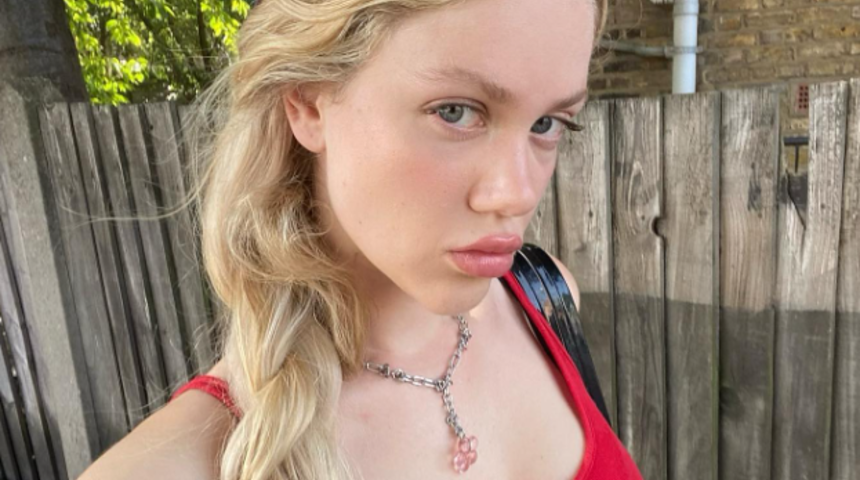 Serel Yereli İstanbul'a geldi! Sevgilisiyle pozları görenleri şaşırttı! 'Evlendin mi?'