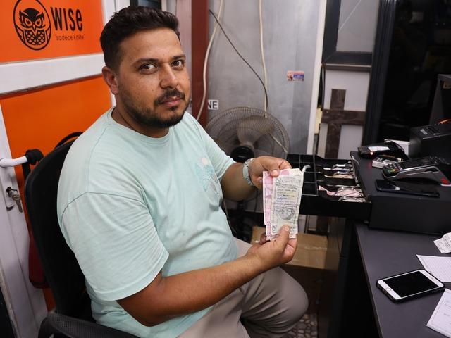 Genç kızın verdiği sadaka parası şaşkına çevirdi! Üzerine bu notu yazdı