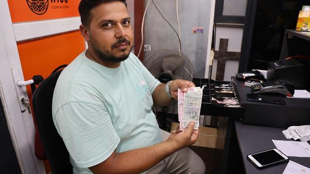 Genç kızın verdiği sadaka parası şaşkına çevirdi! Üzerine bu notu yazdı