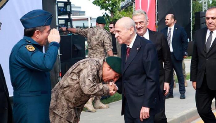 15 Temmuz'da gündem olan kare! Bahçeli'nin elini öptü tepki gecikmedi: Derhal emekli edilmeli