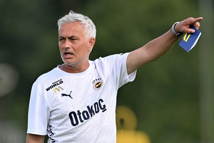 Fenerbahçe'nin yeni golcüsü uçağa biniyor! Mourinho'nun bir telefonu yetti... Sarı-Lacivertliler Youssef En-Nesyri transferinde mutlu sona ulaştı... İşte sözleşme maddeleri