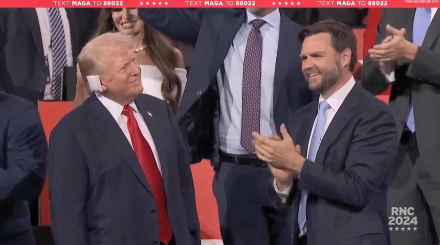 Trump'ı bir gören bir daha baktı! Suikast girişiminden sonra ilk kez halk karşısına çıktı