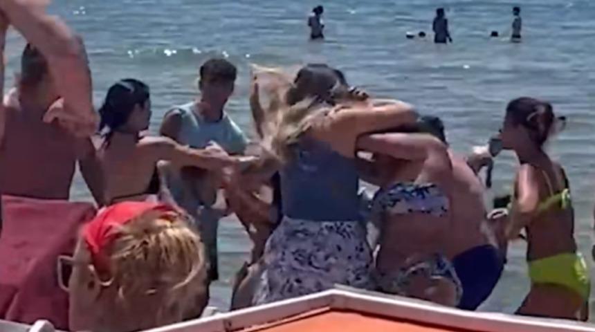 Şezlong tartışması bir anda şiddetlendi! Kadın turistler birbirine girdi... Saça saç baş başa kavgayı kimse ayıramadı